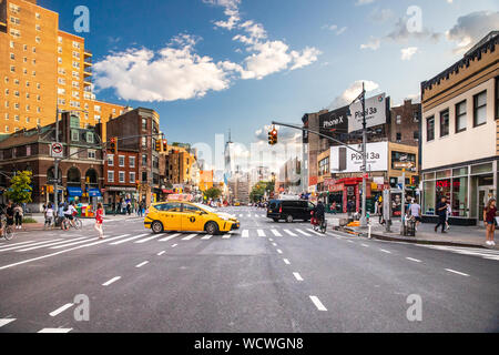 NEW YORK - 24 août 2019 : scène de rue de Greenwich Village, West Village à Manhattan avec les voitures, les gens et les taxis. Banque D'Images