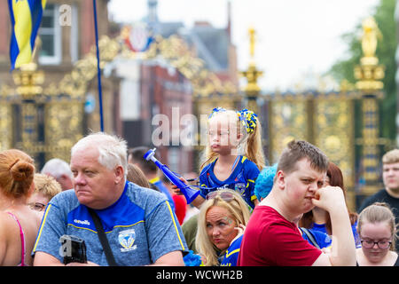 Warrington Wolves apporter la Coupe du défi que corail retour à l'accueil-Downs fille avec avertisseur sonore sur les épaules des mères Banque D'Images