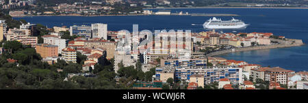 Vue aérienne d'Ajaccio, Corse, France. La zone du port et ville vue de la montagne. Banque D'Images