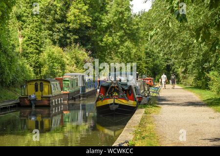 BATH, ANGLETERRE - Juillet 2019 : étroits bateaux amarrés sur le Somerset Coal Canal près de la ville de Bath Banque D'Images