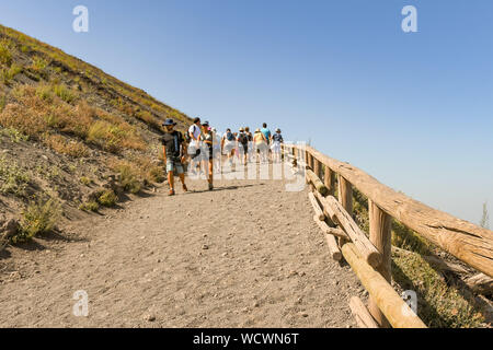 NAPLES, ITALIE - AOÛT 2019 : le sentier raide jusqu'à le cratère du Vésuve, dans la banlieue de Naples. Banque D'Images