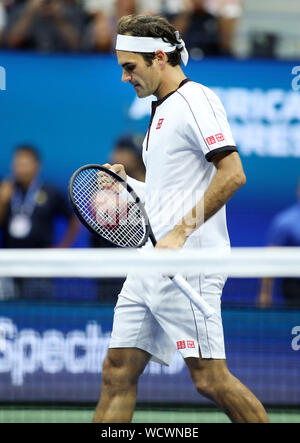 Roger Federer Suisse réagit après avoir remporté son match contre Damir Dzumhur de Bosnie-Herzégovine dans le deuxième tour à l'US Open 2019 Tennis Championships à l'USTA Billie Jean King National Tennis Center le mercredi 28 août 2019 à New York. Federer a gagné 3-6, 6-2, 6-3, 6-4. Monika Graff/UPI Banque D'Images