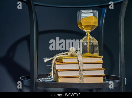 Avec Hourglass jaune sable. Hourglass vintage. Banque D'Images