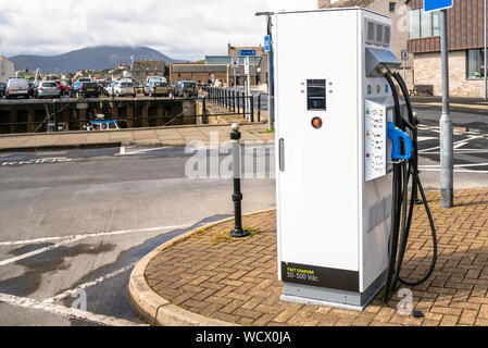 Voiture électrique point de recharge sur une rue d'harbourside sur une journée ensoleillée Banque D'Images