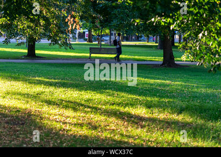 Au cours de l'été, Toronto, transforme en une multitude de parcs verdoyants. La ville a beaucoup de verdure et de détente. Banque D'Images