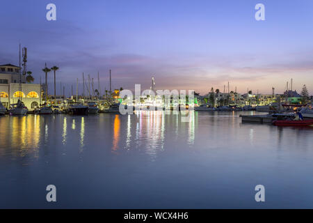 Amazing marina à Port El Kantaoui, Tunisie, bleu ciel coloré 24h, reflets dans la mer et beaux yachts et villas blanches et hôtels Banque D'Images