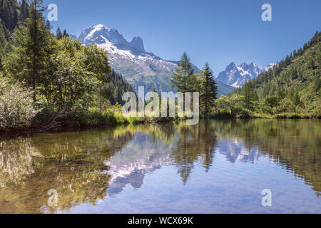 Alpes reflète dans un lac de montagne près de Chamonix et Argentière. L'Aiguille Verte, les Drus et les Aiguilles de Chamonix dans un lac ne veiwed Banque D'Images