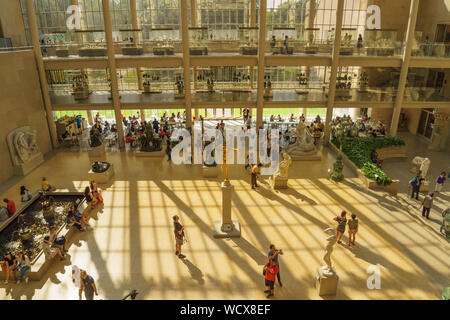 Vue panoramique de la Cour Charles Engelhard dans l'aile américaine du Metropolitan Museum of Art , le plus grand musée d'art aux États-Unis. Banque D'Images