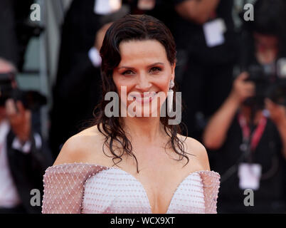 Juliette Binoche actrice lors de la cérémonie de gala et projection du film La Vérité (La Vérité) au 76e Festival du Film de Venise, la Sala Grande le mercredi 28 août 2019, Venise, Italie. Credit : Doreen Kennedy/Alamy Live News Banque D'Images