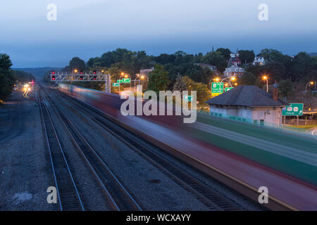 Altoona pennsylvanie États-Unis tour train pile contenant alto motion blur sunrise Norfolk Southern Railway train rural ligne division Pittsburgh Banque D'Images