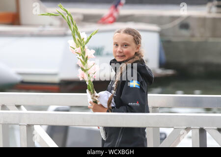 New York, États-Unis. Août 28, 2019. Militant du climat suédois Thunberg, Greta 16, arrive aux Etats-Unis après un voyage de 15 jours la traversée de l'Atlantique dans la Malizia II, un yacht zéro carbone, le 28 août 2019 à New York. - 'Terre ! Les lumières de Long Island et à New York de l'avant", a-t-elle twitté tôt mercredi. Plus tard, elle a écrit sur Twitter que son yacht avait ancré au large du quartier des divertissements de Coney Island à Brooklyn pour passer les douanes et l'immigration. Brésil : Crédit Photo Presse/Alamy Live News Banque D'Images