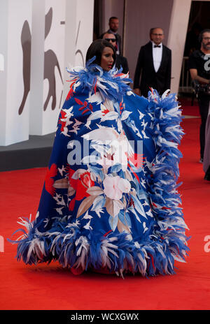 Mohamed Iman Abdulmajid lors de la cérémonie d'ouverture et de gala projection du film La Vérité (La Vérité) au 76e Festival du Film de Venise, la Sala Grande le mercredi 28 août 2019, Venise, Italie. Credit : Doreen Kennedy/Alamy Live News Banque D'Images