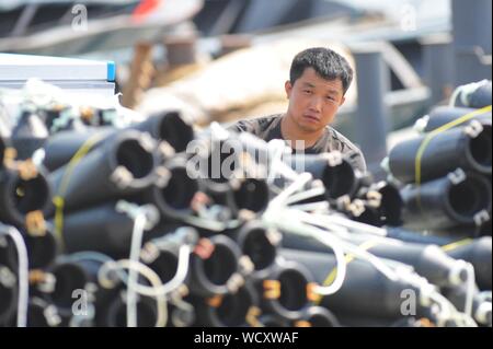 Qingdao, Chine. Août 28, 2019. La Chine, qui est de quatre mois de l'été l'interdiction de pêche dans la région de la mer de Bohai et jaune s'end.des pêcheurs à l'Jiaozhouying à Qingdao port de mer de Chine orientale, la province de Shandong, de commencer la réparation de bateaux, réparation des filets et faire le tri des engins de pêche afin de préparer pour la pêche d'automne le 1 septembre. Crédit : SIPA Asie/ZUMA/Alamy Fil Live News Banque D'Images