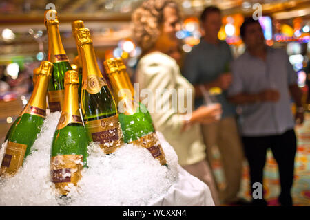 Des bouteilles de champagne au frais dans un seau à glace. Banque D'Images