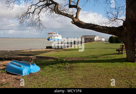 Île de Wight au Fishbourne vert avec traversier assurant son passage à Portsmouth Banque D'Images