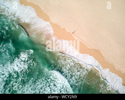 Photographie aérienne de l'océan avec personne Walking on Beach Banque D'Images