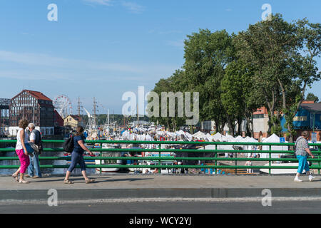 Vilnius, Lituanie - Juillet 28, 2019 Événement Blanc : tentes, Fête de la mer. Bateaux, La Grande Roue en arrière-plan Banque D'Images