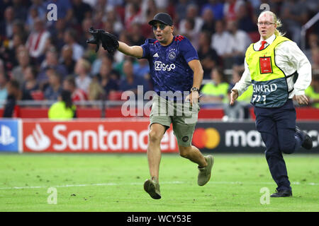 28 août 2019 Amsterdam, pays-Bas Soccer, Champions League Play-off Ajax / Apoel Nicosie 28-08-2019: Voetbal: Ajax / APOEL Nicosie: Amsterdam L-R: Streaker et steward Banque D'Images