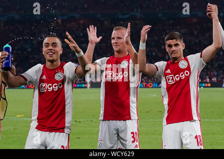 28 août 2019 Amsterdam, pays-Bas Soccer, Champions League Play-off Ajax v Apoel Nicosie 28-08-2019: Voetbal: Ajax v APOEL Nicosie: Amsterdam Champions League Play-off Sergino Dest of Ajax, Dani de Wit of Ajax, Razvan Marin of Ajax Banque D'Images