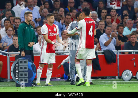 28 août 2019 Amsterdam, pays-Bas Soccer, Champions League Play-off Ajax / Apoel Nicosie 28-08-2019: Voetbal: Ajax / APOEL Nicosie: Amsterdam Champions League Play-off Razvan Marin d'Ajax, Edson Alvarez d'Ajax Banque D'Images