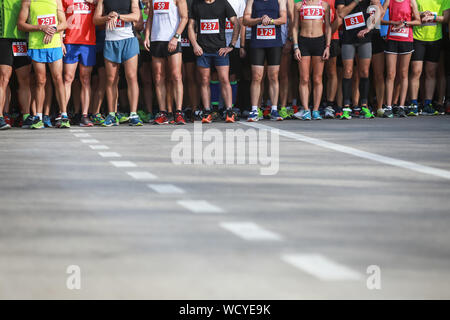 Une vue de face les gens se tenant la queue à l'événement de semi-marathon. Banque D'Images