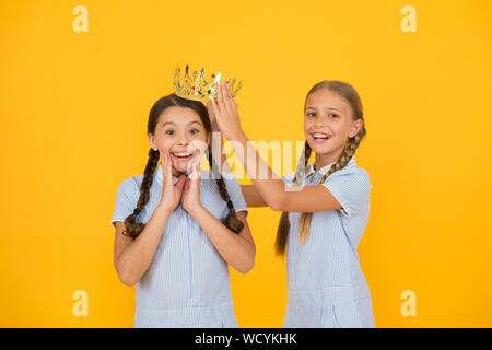 La motivation d'être le meilleur. les petites filles d'imaginer qu'ils sont égoïste princesse. succès récompense. Enfance heureuse amitié. look rétro d'enfants égoïstes. vintage in gold crown. La beauté n'est pas suffisant. Banque D'Images