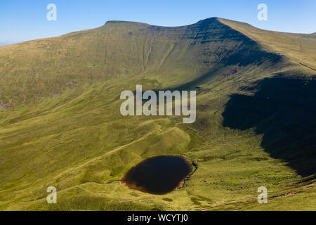 Drone aérien vue de la Twin Peaks de montagnes du maïs et de Pen-y-Fan dans les Brecon Beacons of Wales, UK Banque D'Images