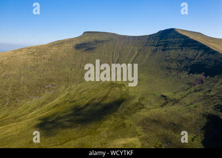 Drone aérien vue de la Twin Peaks de montagnes du maïs et de Pen-y-Fan dans les Brecon Beacons of Wales, UK Banque D'Images