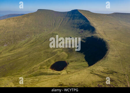 Drone aérien vue de la Twin Peaks de montagnes du maïs et de Pen-y-Fan dans les Brecon Beacons of Wales, UK Banque D'Images