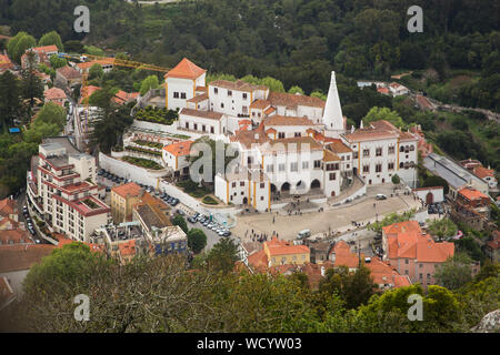 Vue aérienne sur le palais national de Sintra (Palácio Nacional de Sintra) ou le palais de ville, vue depuis le château des Maures de Sintra, au Portugal. Banque D'Images