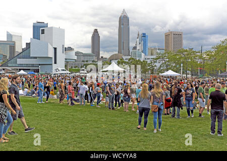 Les visiteurs assistent à la 2019 Picklefest sur la northcoast Harbour au centre-ville de Cleveland, Ohio, USA. Banque D'Images