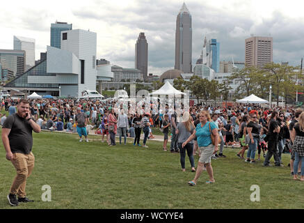 Les visiteurs assistent à la 2019 Picklefest sur la northcoast Harbour au centre-ville de Cleveland, Ohio, USA. Banque D'Images