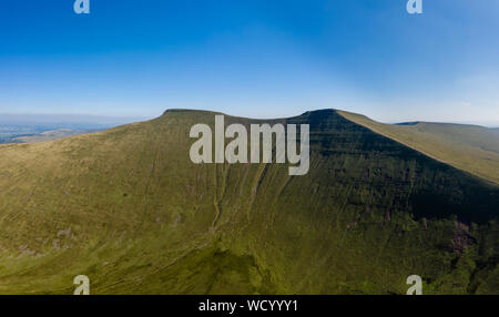 Drone aérien de panorama du maïs et de Pen-y-Fan montagnes dans les Brecon Beacons, dans le sud du Pays de Galles, Royaume-Uni Banque D'Images