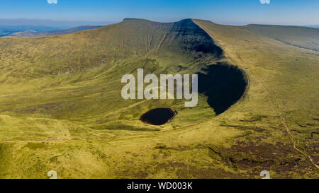 Drone aérien de panorama du maïs et de Pen-y-Fan montagnes dans les Brecon Beacons, dans le sud du Pays de Galles, Royaume-Uni Banque D'Images