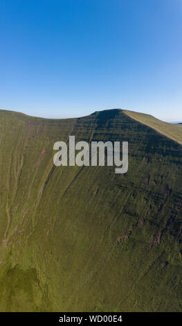 Drone aérien de panorama du maïs et de Pen-y-Fan montagnes dans les Brecon Beacons, dans le sud du Pays de Galles, Royaume-Uni Banque D'Images