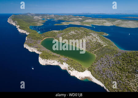 Falaises du parc national de Telascica avec lac Mir, Mer Adriatique, Croatie Banque D'Images