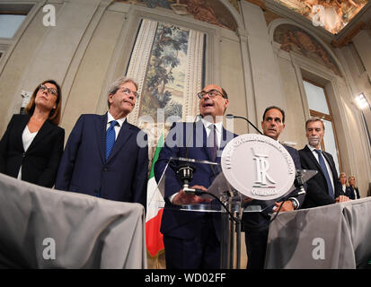 Rome, Italie. Août 28, 2019. L'Italie est le chef du Parti démocrate, Nicola Zingaretti (C) parle au Palazzo del Quirinale à Rome, Italie, le 28 août, 2019. Le président italien Sergio Mattarella convoque le premier ministre sortant, Giuseppe Conte le jeudi afin de lui demander d'essayer de former un nouveau gouvernement de coalition. Credit : Alberto Lingria/crédit : Xinhua Xinhua/Alamy Live News Banque D'Images