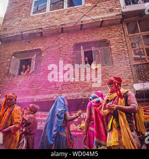 Les habitants de célébrer Holi Holiday, Mathura, Uttar Pradesh, Inde, Asie Banque D'Images