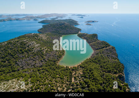 Mir dans le lac, le parc national de Telascica Parc National de Kornati en arrière-plan, la mer Adriatique, la Croatie Banque D'Images