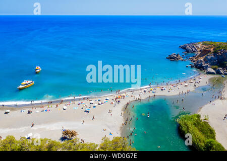 Vue de la rivière Kourtaliotis et canyon près de la plage des Palmiers à la mer de Libye, rivière et forêt de palmiers, sud de la Crète, Grèce Banque D'Images