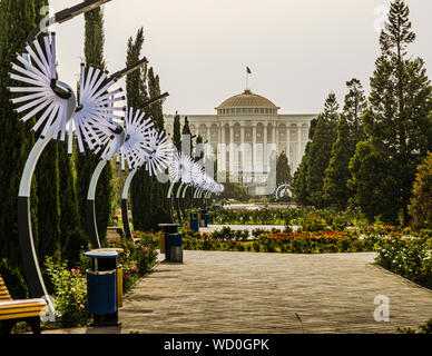 Le dôme d'or, les nombreuses colonnes et la perspective éminente parlent un langage clair: Ceci ne peut être que le Palais présidentiel à Rudaki-Park de Douchanbé, Tadjikistan Banque D'Images