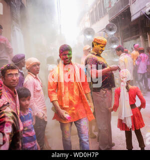 Les habitants de célébrer Holi Holiday, Mathura, Uttar Pradesh, Inde, Asie Banque D'Images