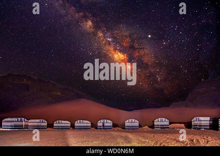 Un camp dans le désert de Wadi Rum la nuit avec voie lactée, en Jordanie. Banque D'Images