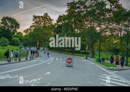 Vue panoramique avec des gens le vélo et la marche le long de la célèbre Central Park à New York au coucher du soleil. Banque D'Images