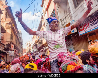 Les habitants de célébrer Holi Holiday, Mathura, Uttar Pradesh, Inde, Asie Banque D'Images
