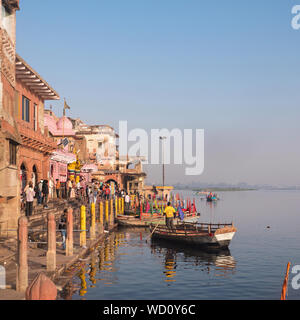 Ferry boats près de la rive de la rivière Yamuna, Mathura, Uttar Pradesh, Inde, Asie Banque D'Images