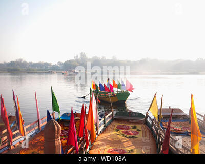 Ligne de ferry-boats sur la rivière Yamuna, Mathura, Uttar Pradesh, Inde, Asie Banque D'Images