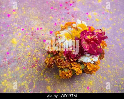 Fleurs Puja offrant pendant Holi Célébration, Mathura, Uttar Pradesh, Inde, Asie Banque D'Images