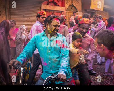 La famille sur une moto célébrer Holi Holiday, Mathura, Uttar Pradesh, Inde, Asie Banque D'Images