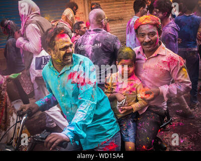 La famille sur une moto célébrer Holi Holiday, Mathura, Uttar Pradesh, Inde, Asie Banque D'Images